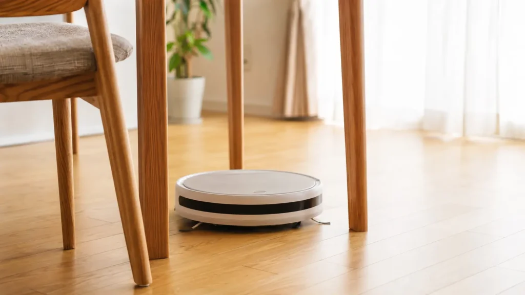 家具の間を走行するロボット掃除機